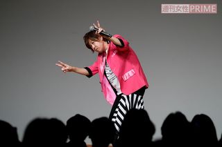 嵐・大野智のゆる〜いピースのモノマネをするちーやん　撮影／齋藤周造