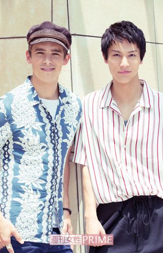 左からブレントン・スウェイツ、中川大志　撮影／伊藤和幸