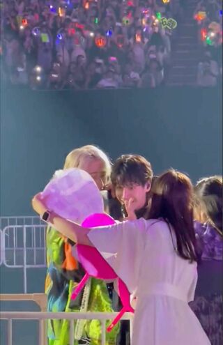 ファンのスマホで“自撮りファンサ”を行う『HiHi Jets』の猪狩蒼弥（左）と『Aぇ! group』の佐野晶哉（ツイッターより）