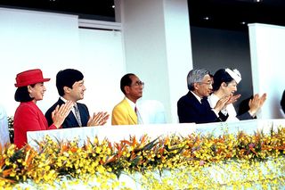 広島アジア大会の開会式で歓迎パフォーマンスをご覧になる両陛下と皇太子ご夫妻（'94年10月）