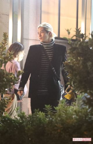 『極主夫道』の撮影を行う金髪姿の志尊淳 