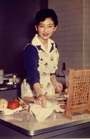 東宮御所のキッチンで、ご家族に手料理を振る舞われた美智子さま（1961年6月）