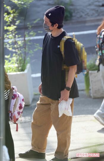 子どもを迎えに行く渡部建（23年4月撮影）