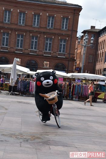 2018年夏もフランスへ。トゥールーズのチーズ店から配達を頼まれ、チーズとパンをカゴに入れて自転車で疾走（撮影・筆者）