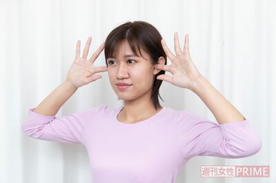 2.人さし指の腹を前向きにし、耳の穴の前にひっかけ、前方向にゆっくり押し出す　撮影／矢島泰輔