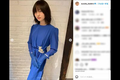 山口百恵風の衣装を着た『新しい学校のリーダーズ』のSUZUKA（公式インスタグラムより）