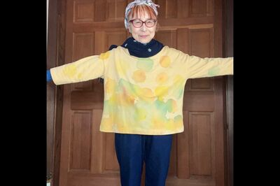 Tシャツを大好きな水玉模様に自分で染めたウリウリばあちゃん（写真／ウリウリばあちゃん）