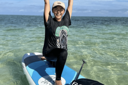 スタンドアップパドルボードの上でヨガをする田中律子