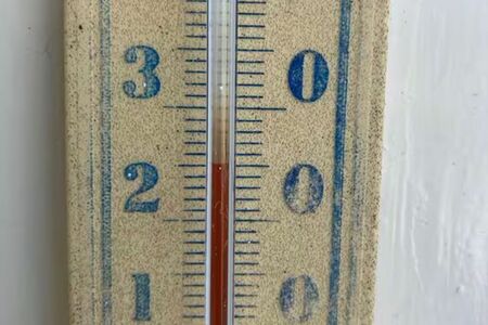 海中展望台入り口の温度計は日中でも25度付近をさしていた（筆者撮影）