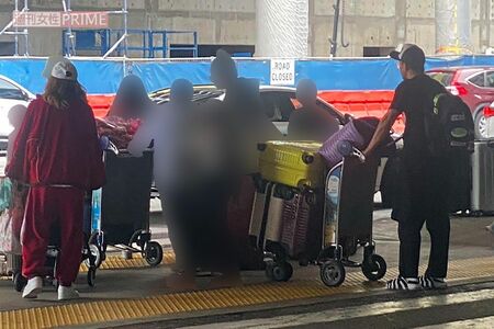 2023年6月、子どもたちとともにロサンゼルスに到着した小栗旬（右端）と妻の山田優（左端）