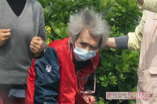 2020年4月上旬、自宅周辺を散歩する小澤征爾