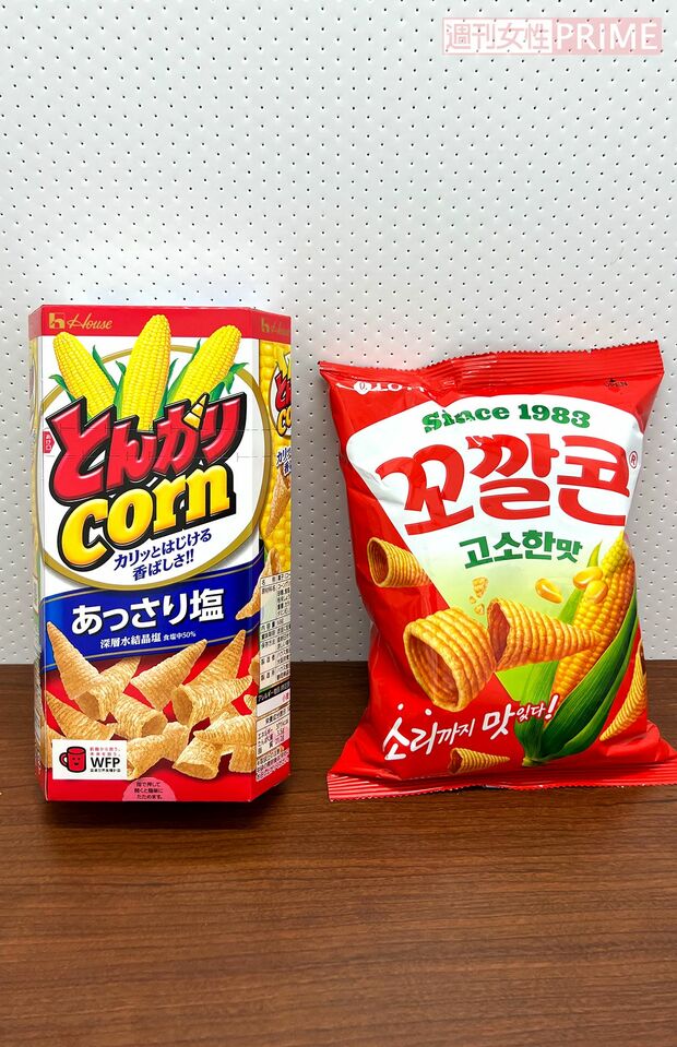 とんがりコーン（日本・写真左）とコッカルコーン（韓国・写真右）“コンポタ”や“甘辛”など味の種類が豊富なコッカルコーン