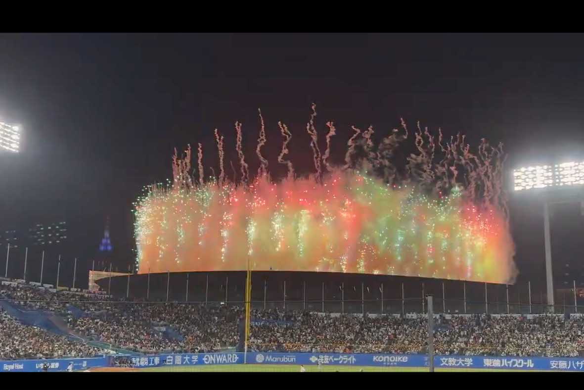 Mrs.GREENAPPLEの国立競技場公演でド派手な花火が上がり、神宮球場の試合は2日連続で試合が一時中断に（Xより）
