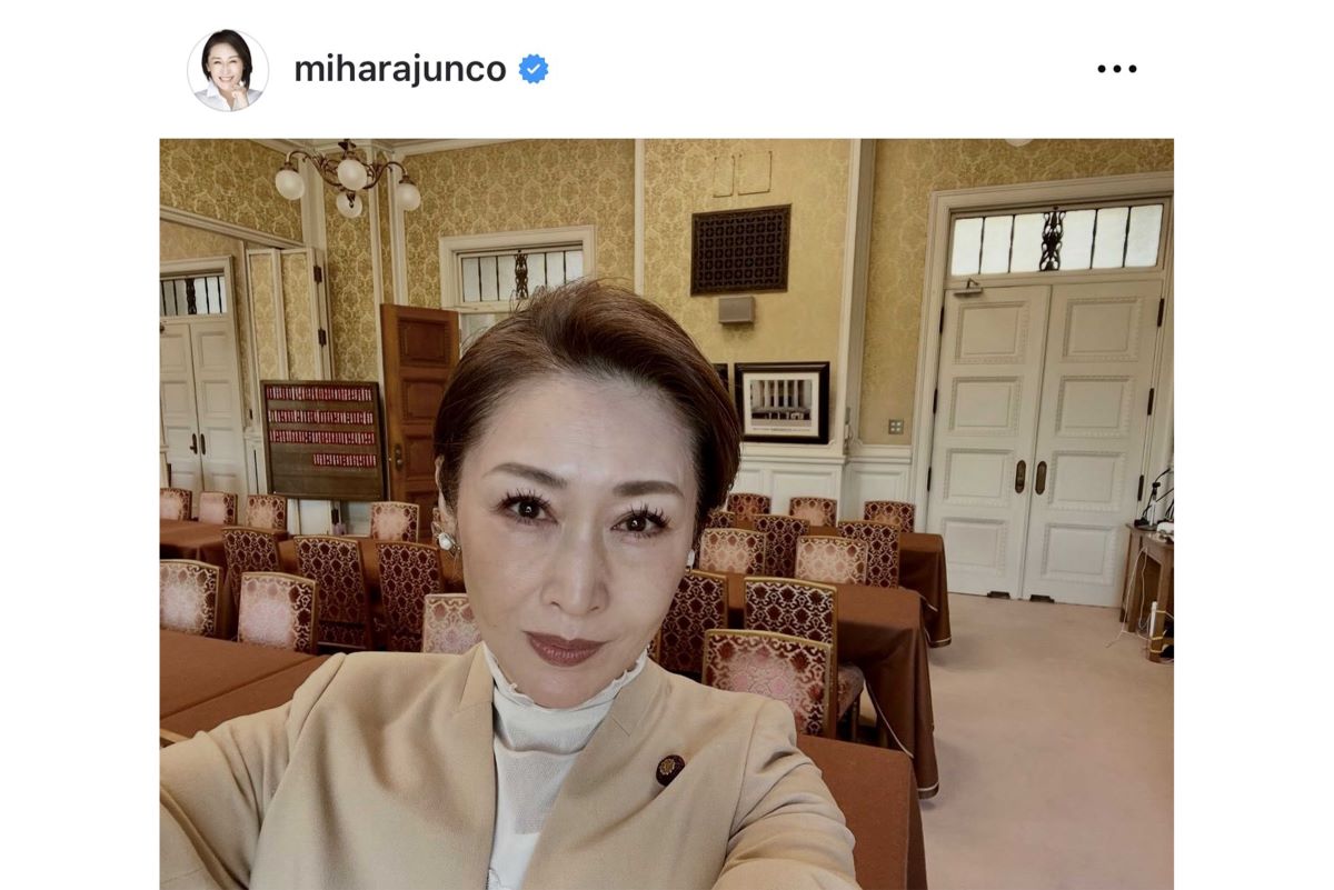 国会での自撮り写真もインスタに投稿している三原じゅん子