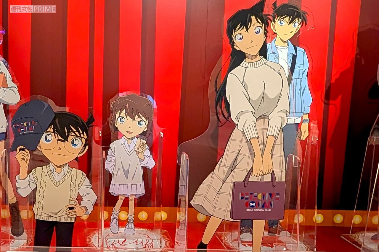 名探偵コナンの立て看板（手前右が毛利蘭）