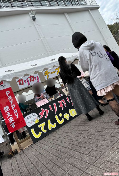 男女5人組で学園祭を回られた愛子さま（読者提供）