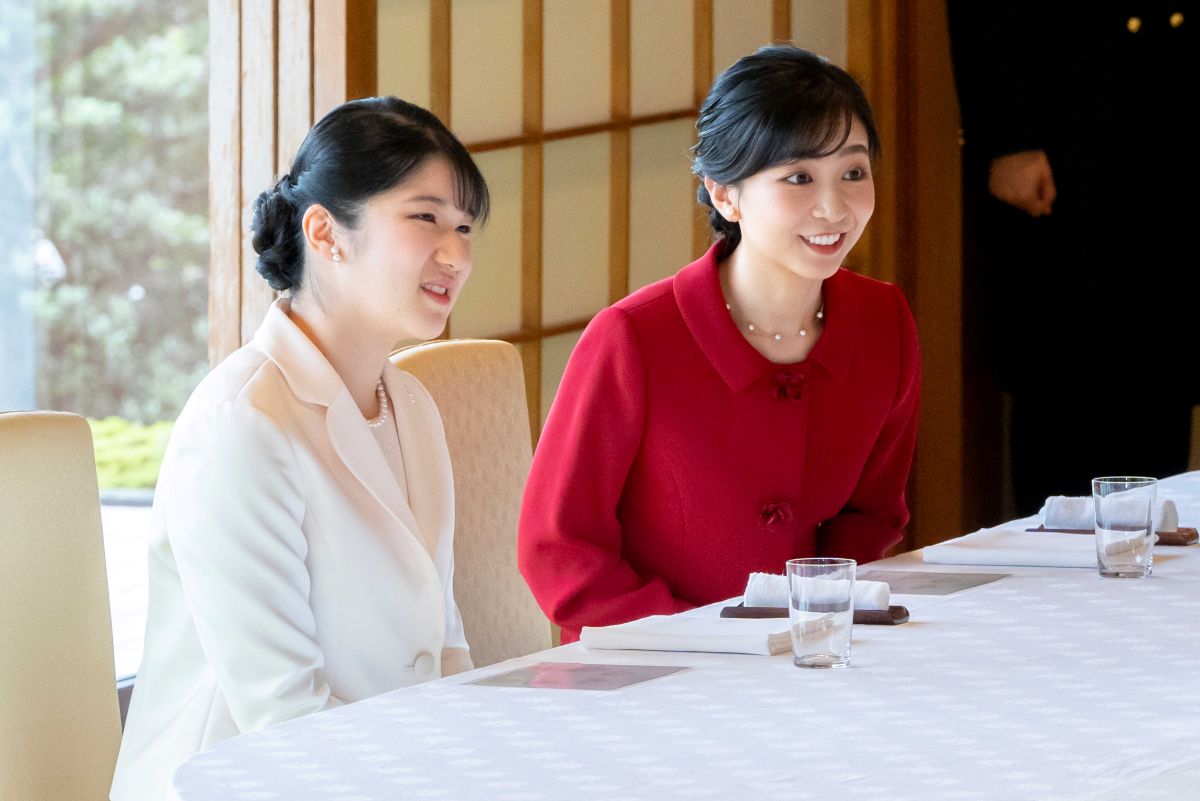 昨年、皇居で開かれたお茶会に出席した際も紅白コーデで臨まれた（宮内庁提供写真）