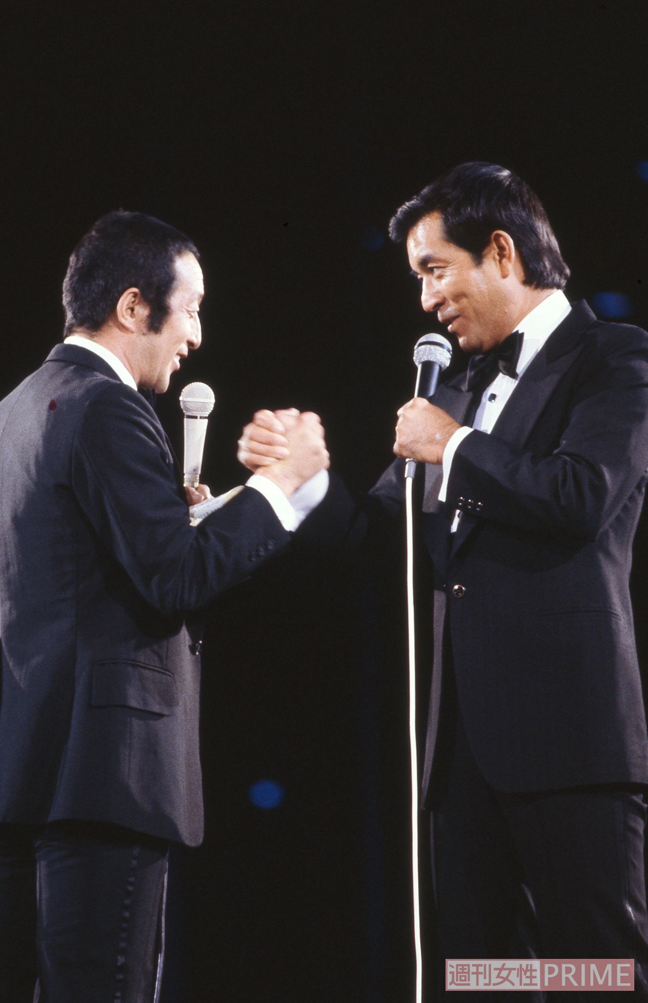 日本武道館で開いた歌手生活20周年記念リサイタルに“若大将”の敵役、“青大将”の田中邦衛さんがゲストで登場し、ステージ競演を果たした（'80年）（撮影／本誌写真班）