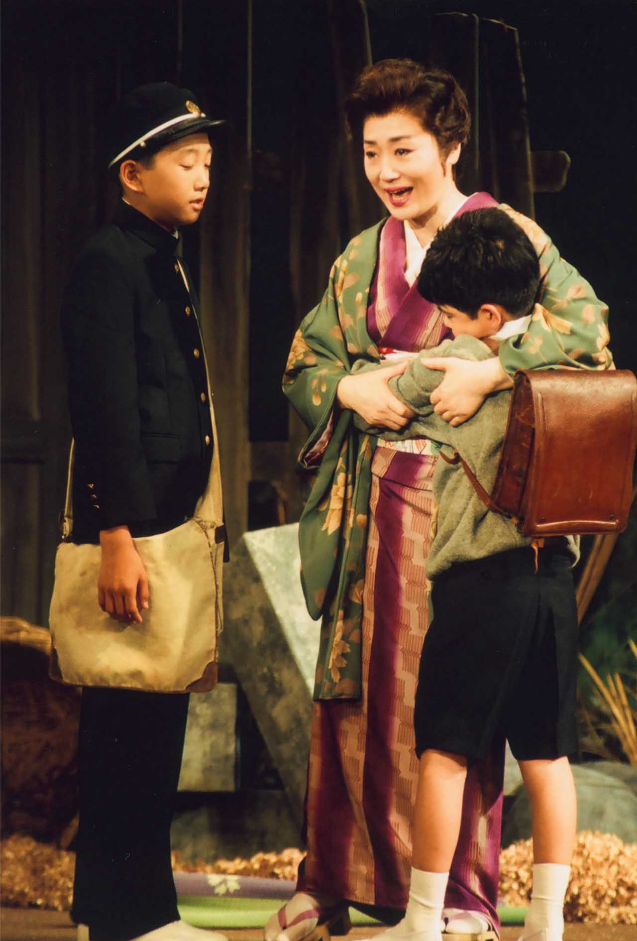 '95年公演『人生は、ガタゴト列車に乗って……』で子役と共演する浜さん
