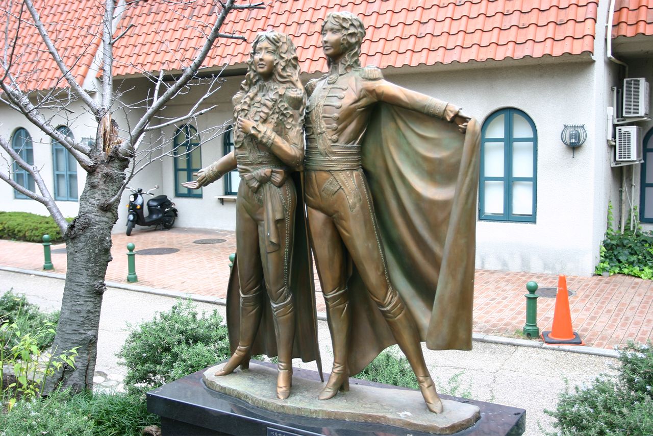 ベルサイユのばら像