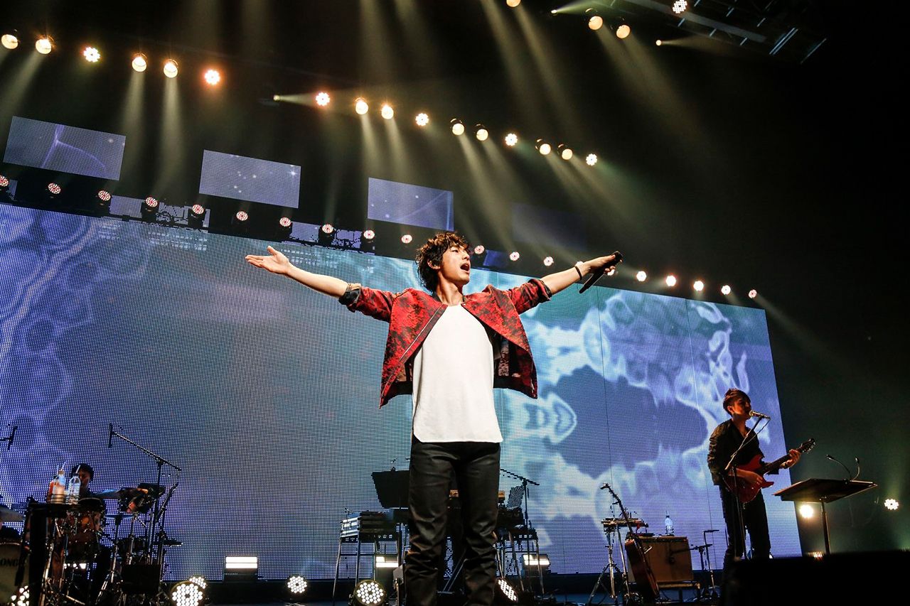 “ラスト1曲”と伝えると会場からは悲鳴が。手で大きく×を作るファンを前に、「バッテン！　X JAPANみたい（笑）」