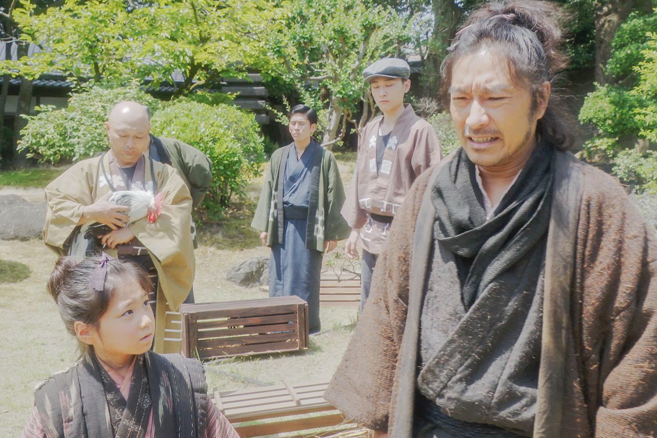 千代は家のことを何もしない父親のテルヲ（トータス松本）に振り回される毎日を　（C）NHK