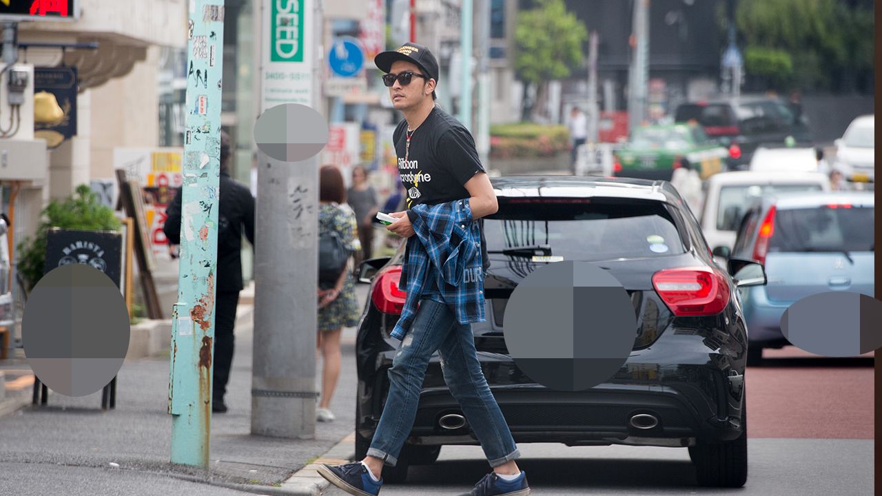 2014年5月、愛車のハーレーに跨がり、知人の店を尋ねる長瀬智也