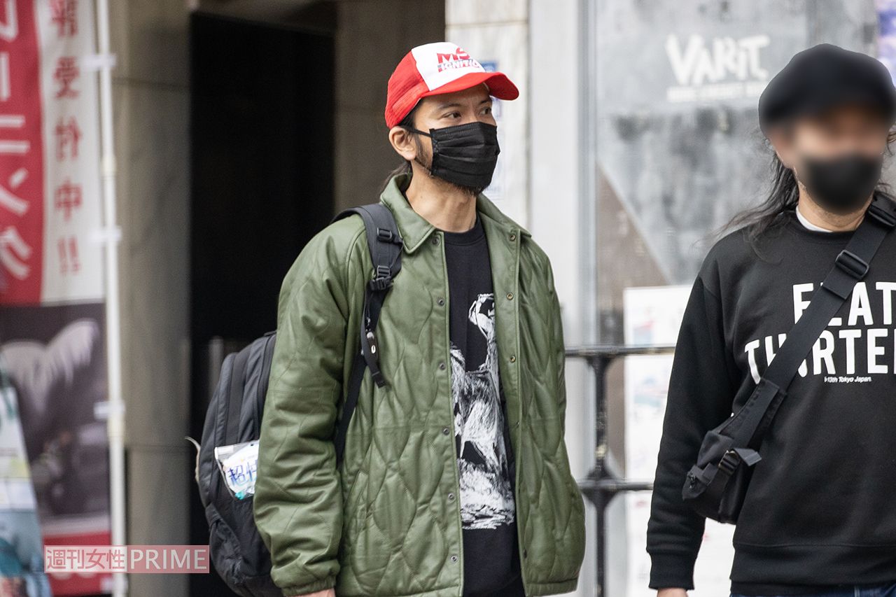 ライブハウスから出てくる長瀬智也。マスクの下から長いヒゲが見える（2023年）