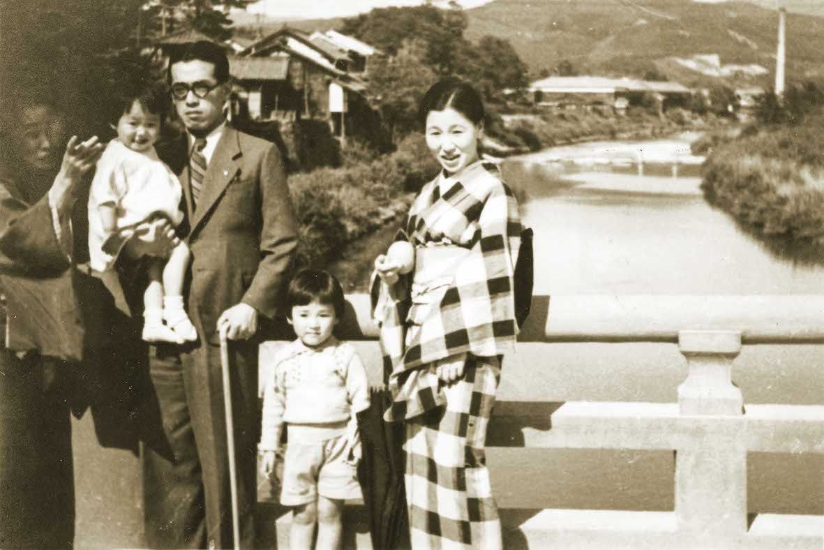 右から在りし日の母、姉、父と、抱っこされた2歳の浜木綿子さん（本人提供）