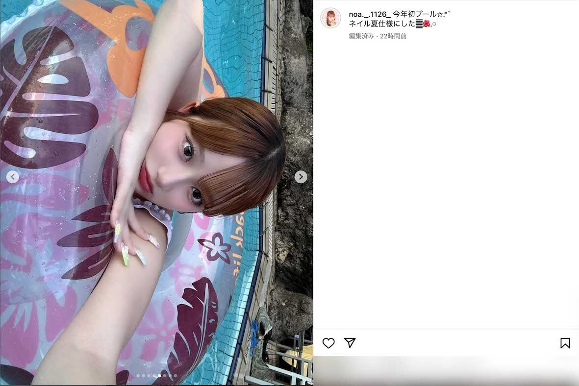 《今年初プール》というコメントとともにピンクの水着ショットを披露した辻希美と俳優の杉浦太陽の長女・希空（本人のインスタグラムより）