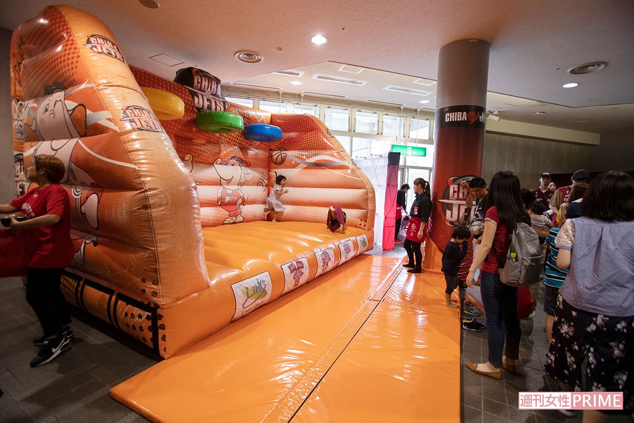 子ども向けの遊び場をアリーナ内に設置