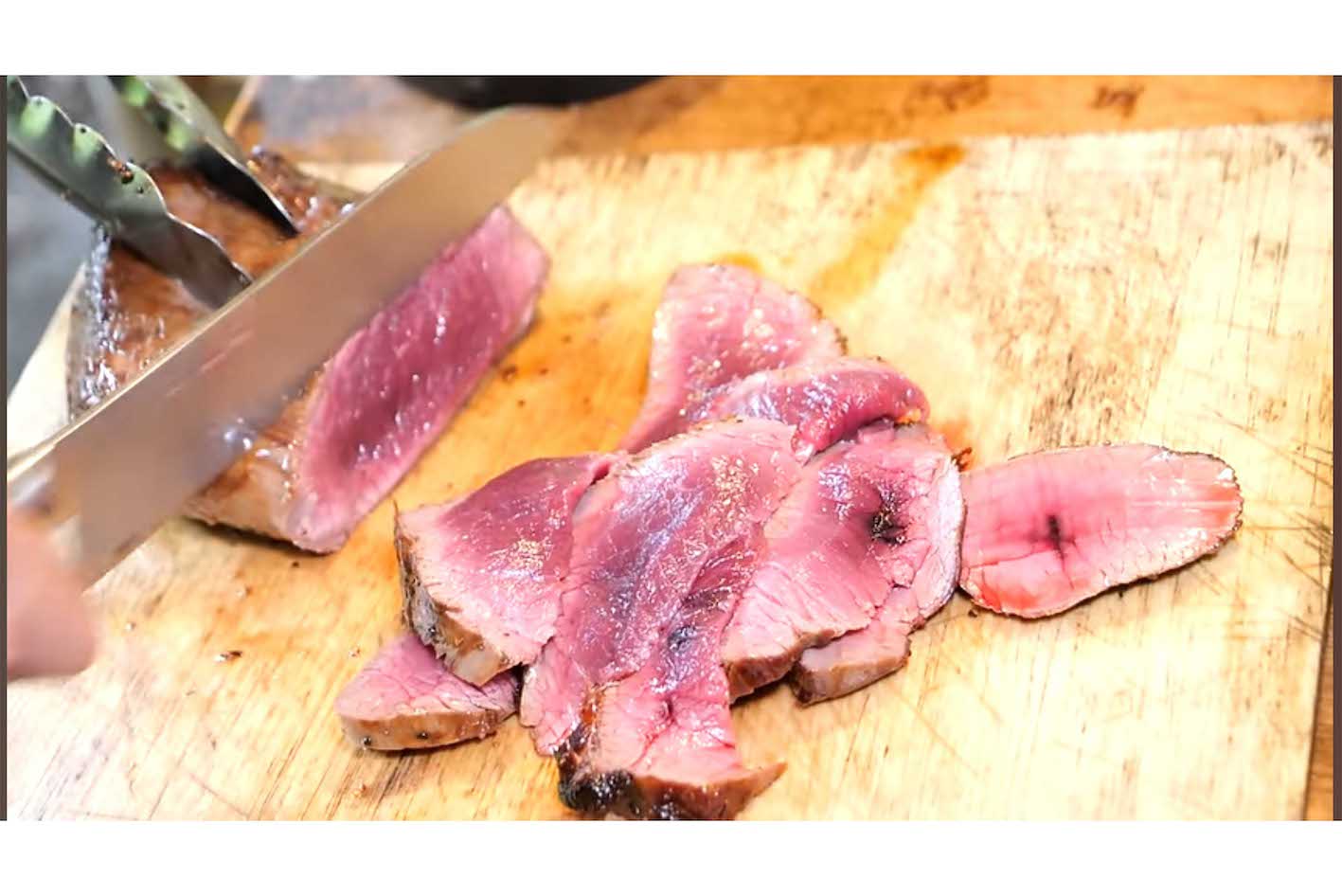 表面しか火が通っておらず、中はほぼ生の危険な「鹿肉のたたき」（『東出昌大』YouTubeより）