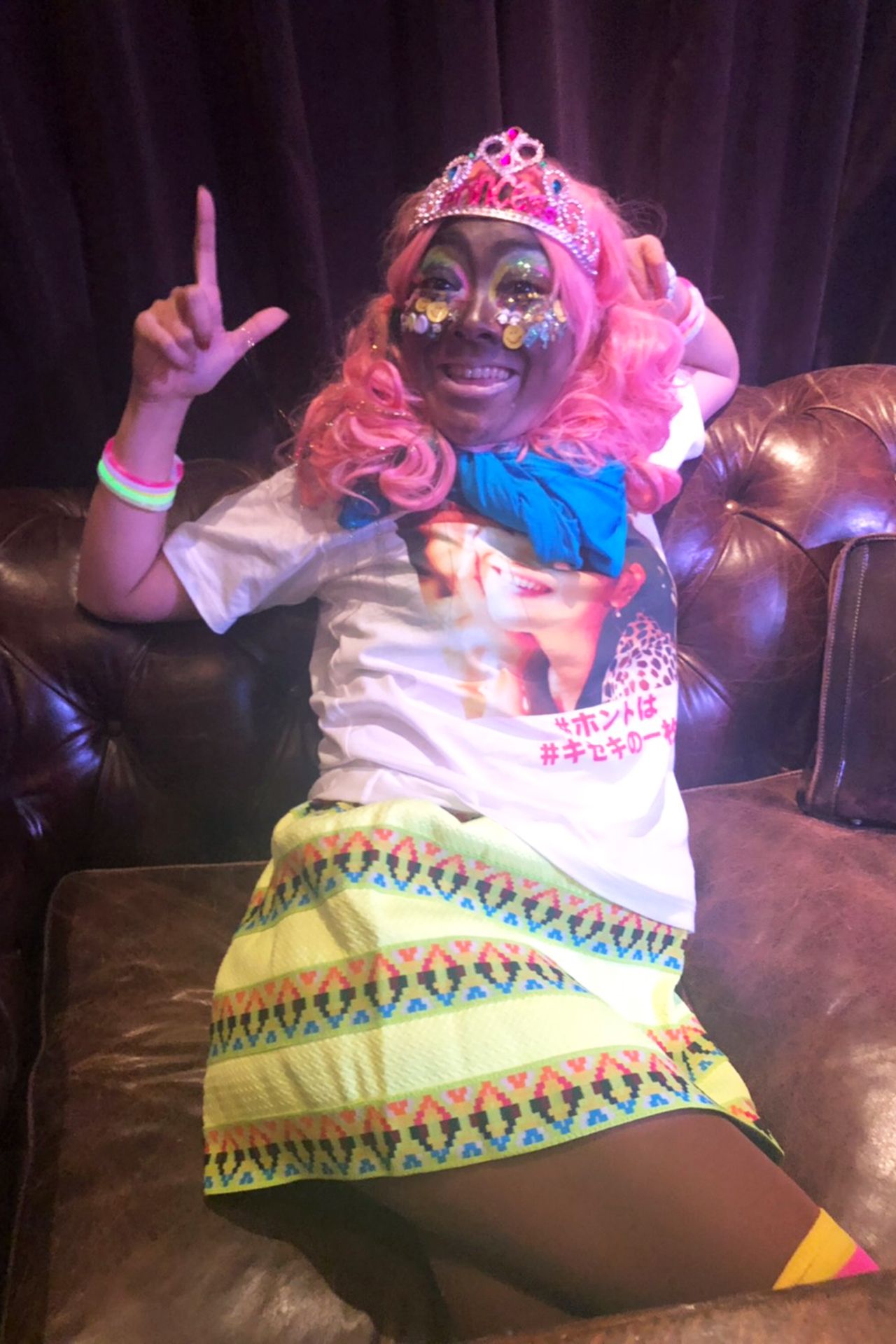 「白肌と黒肌のつなぎ目は、蛍光カーデで隠してごまかす！」