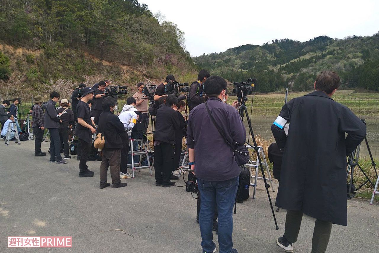 《京都小6男児行方不明事件》遺体発見翌日、報道車両30台超、100人を超える報道陣の姿が