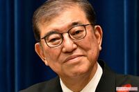 石破茂首相「老人会の記念写真」内閣発足もだらしない集合写真に批判、生じた“加工疑惑”と選挙への不安