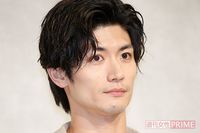 三浦春馬が撮影のためバイクの中型免許を取得、“娘”役とはじゃれ合う仲のよさ