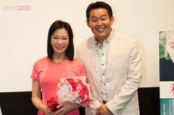 母の藤田紀子と一緒にイベントに出席した花田虎上。弟と対照的に家族間の関係は現在も良好