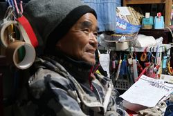 輪ゴム、ガムテープ、ホチキスなど尾畠さんはぶら下げておくのが好き