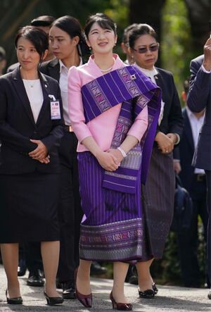 5日間のご滞在中、伝統衣装を2度お召しに。現地でも「お似合い」との声が相次いだ