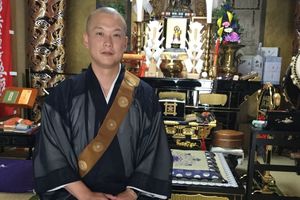 派遣僧侶として年に100件以上の葬儀・法要に出向いている仲田恵慶さん