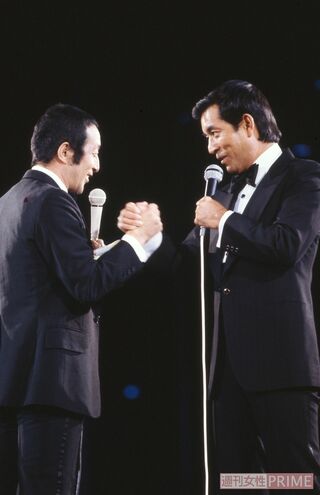 日本武道館で開いた歌手生活20周年記念リサイタルに“若大将”の敵役、“青大将”の田中邦衛さんがゲストで登場し、ステージ競演を果たした（'80年）（撮影／本誌写真班）