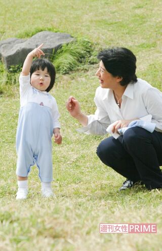 歩けるようになった愛子さまのキュートなポーズ。葉山御用邸裏の一色海岸では砂遊びや地元の子どもたちと触れ合った