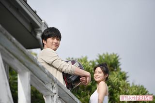 CM撮影の邪魔にならないよう写真を撮っていた週刊女性カメラマンに目線を送るサービスも♪　撮影／渡邉智裕