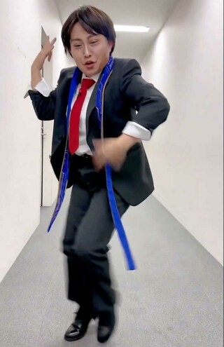 「2頭身の櫻井翔」人気ソロ曲『T.A.B.O.O』を歌いながらノリノリでダンスを披露したキンタロー。(本人のXより)