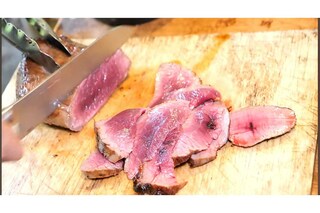 表面しか火が通っておらず、中はほぼ生の危険な「鹿肉のたたき」（『東出昌大』YouTubeより）