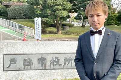 スーパークレイジー君議員・戸田市役所前にて