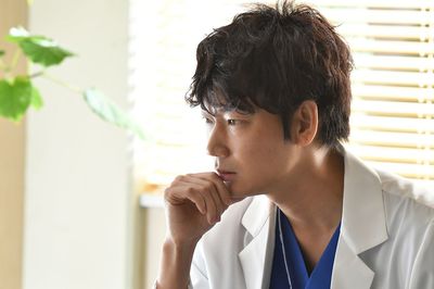 綾野剛主演『コウノドリ』、吹き替えなしのピアノ演奏で見せる役者魂