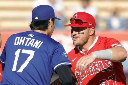 日本時間2025年3月24日、エンゼルス時代の盟友・トラウトとハグを交わす大谷翔平／共同通信