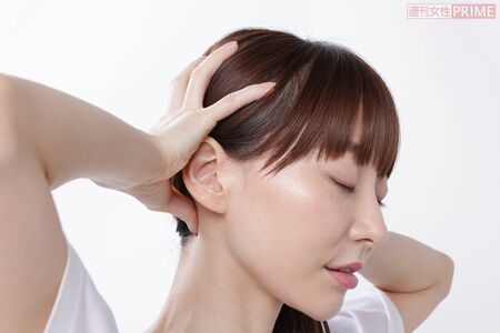 （2）指の圧で頭をほぐしていく　モデル／葉月祥子（スペースクラフト）　撮影／有馬貴子