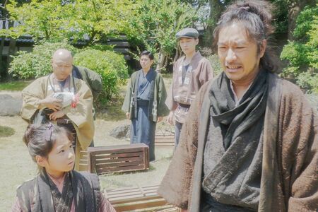 千代は家のことを何もしない父親のテルヲ（トータス松本）に振り回される毎日を　（C）NHK